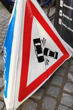 Povzročitelj nesreče z dvema promiloma alkohola