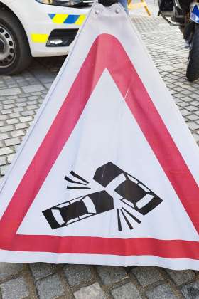 V Metliki hudo poškodovana motorist in sopotnica