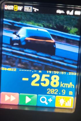 Po avtocesti vozil s hitrostjo 258 km/h