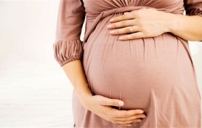 Kitajska: Visoko noseči ženski preprečili vstop v bolnišnico brez negativnega testa na covid-19, pozneje je splavila
