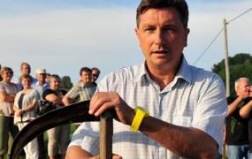 Borut Pahor je na košnji na Primorskem začutil, da ni več dežurni krivec