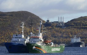 Rusija zaprla aktiviste Greenpeacea, ki so protestirali na naftni ploščadi na Arktiki