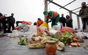 FOTO: V smeteh konča ogromno hrane