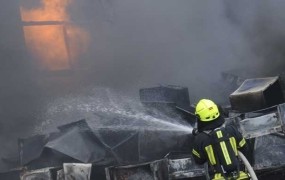 Požar v garaži v Trebnjem uničil 16 vozil, poškodovana tudi stanovanja