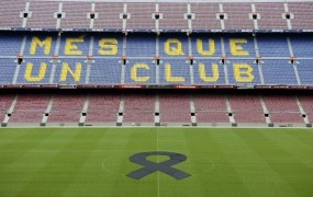 Črna pentlja na Camp Nouu: Barcelona žaluje za Vilanovo