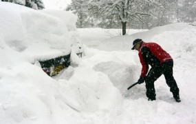 Do ponedeljka lahko ponekod pade do 40 centimetrov snega na dan