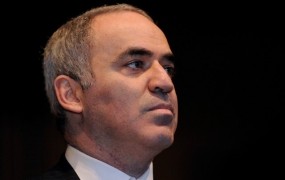 Gari Kasparov se vrača za šahovnice