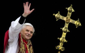 Papež vernikom zatrdil, da ne zapušča Cerkve
