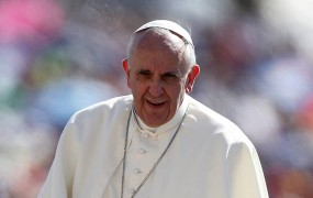 Papež Frančišek kritičen do rimske kurije: Zaverovana je v Vatikan in zanemarja svet
