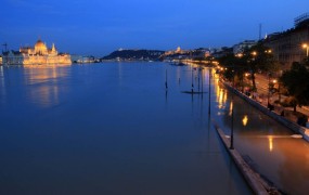 Budimpešta v strahu pred naraslo Donavo