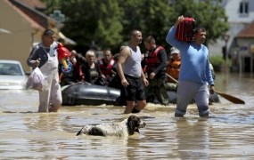 Okoli 40 žrtev poplav na Balkanu, Obrenovac doletela popolna evakuacija