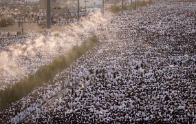Dva milijona muslimanskih romarjev v Mini kamenjalo hudiča