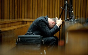 Pistorius bruhal ob obravnavi obdukcije umrlega dekleta