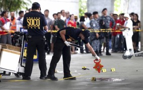 Župana in soprogo pokosili streli sredi letališča v Manili