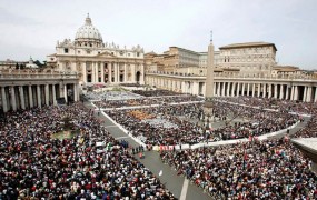 Kadrovske spremembe v Vatikanu zaradi afere Vatileaks