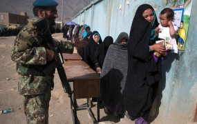 Afganistanski talibani z bombami nad volišča