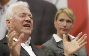 Avstrijski milijarder Stronach se odpoveduje poslanskemu sedežu