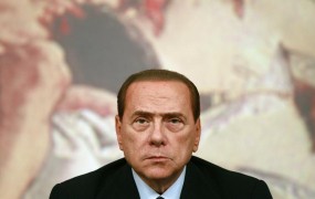 Berlusconi že ostal brez pasoša, grozi mu tudi odvzem naziva viteza
