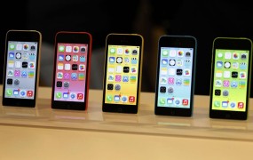 Apple predstavlja poceni iPhone z raznobarvnimi ohišji