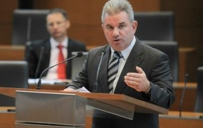 Vizjak: Z zaupnico želi Bratuškova disciplinirati koalicijo