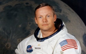 Neil Armstrong, prvi človek na Luni, bo pokopan v morju