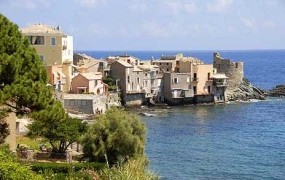 Tujci bodo lahko nepremičnine na Korziki kupili šele po petih letih bivanja na otoku