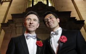 V Angliji in Walesu prve istospolne poroke