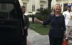 V Egiptu v vozila Clintonove metali paradižnike ter vpili "Monica, Monica"