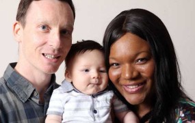 Temnopolta Britanka rodila belega dečka