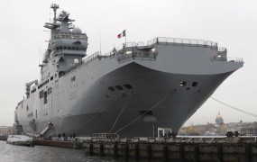 Pariz ustavil izročitev prve vojaške ladje Rusiji 