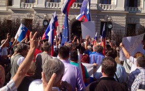Protest pred vrhovnim sodiščem: Kučana v zapor, Masleša povej!
