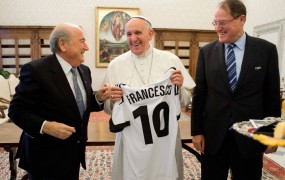 Papež proti pretirani komercializaciji športa
