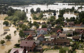 Humanitarna pomoč za žrtve poplav obtičala na meji