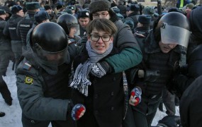 Protivladne proteste v Moskvi zaznamovale aretacije