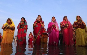 Med množično sterilizacijo v Indiji umrlo osem žensk