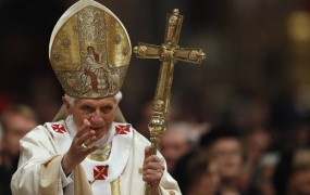 Papež daroval velikonočno mašo