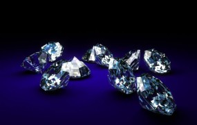 Kitajec na razstavi draguljev pogoltnil diamant, vreden 10.805 evrov