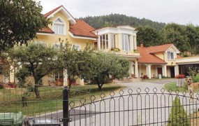 Nepremičninski nesmisel: razkošna vila slovenjegraške sodnice vredna pičlih 92 tisoč evrov?