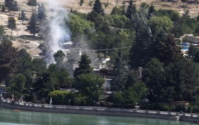 Talibani napadli prestižen hotel v bližini Kabula