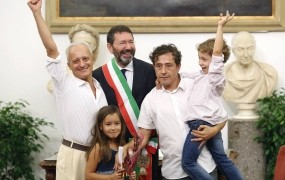 Župan Rima v nasprotovanju zakonodaji registriral istospolne poroke