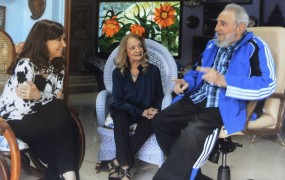 Fidel Castro na srečanju držav Latinske Amerike polno zaposlen