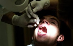 Malomarni zobozdravnik je s hepatitisom morda okužil več tisoč Britancev