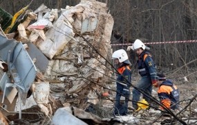 Poljski izvedenci na razbitinah predsedniškega letala našli sledi razstreliva