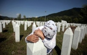 Matere Srebrenice tožijo Nizozemsko, ker naj bi njeni vojaki dopustili genocid