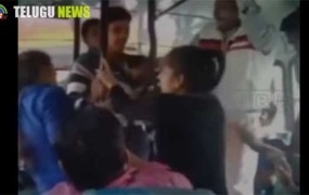 VIDEO: Jezni Indijki pretepli moške, ki so ju nadlegovali