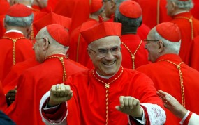Odhajajoči Bertone oster do vatikanskih »vran in kač«