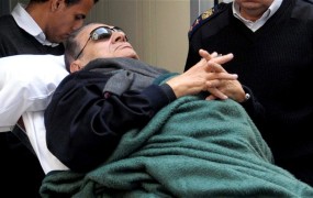 Sredi krvavega tedna v Egiptu nadaljevanje sojenja Mubaraku
