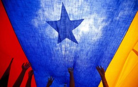 Leto dni po smrti Chaveza Venezuela v globoki krizi
