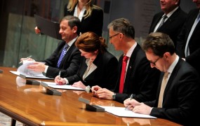 Koalicijski partnerji podpisali prenovljeno koalicijsko pogodbo