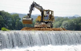 Na gradbišču hidroelektrarne Brežice preusmerjajo Savo